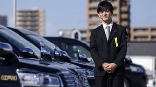 Thiếu tài xế taxi, tuyển sinh viên mới tốt nghiệp