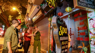 Tuần tra đêm phòng cháy trên phố cổ Hà Nội