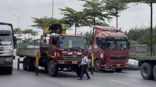 Xe con va chạm xe đầu kéo chở thép cuộn