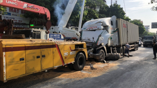 Va chạm 2 xe đầu kéo, giao thông ùn dài