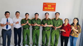 Trao “Nhà đồng đội” cho thiếu tá Cảnh sát PCCC TP.HCM