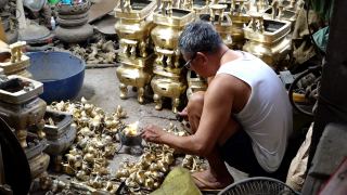 Làng đúc lư đồng cuối cùng của Sài Gòn gắng gượng giữ lửa