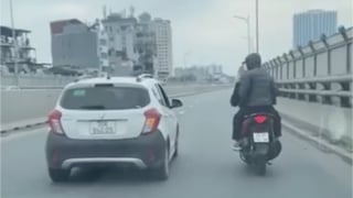 Hai thanh niên đầu trần đi xe máy lên Vành đai 2 tạt đầu ô tô và đánh người
