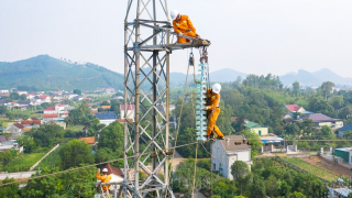 Thủ tướng yêu cầu triển khai các giải pháp, bảo đảm cung ứng điện trong thời gian cao điểm