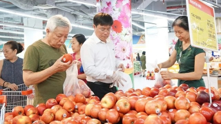 Lương tăng và nỗi lo giá cả hàng hóa “leo thang”