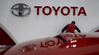 Toyota: Lợi nhuận từ xe hybrid gia tăng khi thị trường xe điện “hạ nhiệt”