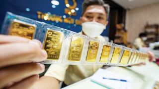 Sau ngày đầu bán vàng bình ổn, giá vàng trong nước tiếp tục thu hẹp khoảng cách với thế giới