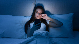Ánh sáng xanh làm ức chế sản sinh thần dược điều hòa giấc ngủ ra sao?