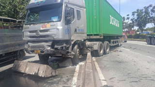 Xe container gây tai nạn liên hoàn trên xa lộ Hà Nội