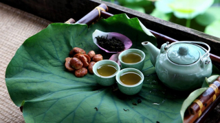 Hà Nội sống và yêu: Gói cả mùa hạ trong tách trà sen