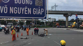 Xe ben cuốn xe máy vào gầm, người phụ nữ thoát nạn thần kỳ