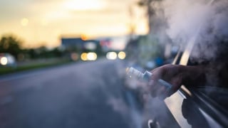 Hành khách hút thuốc lá điện tử: Tài xế phải xử trí thế nào?