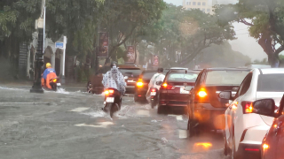 Nhiều đô thị du lịch biển phát triển nóng, gia tăng áp lực hạ tầng