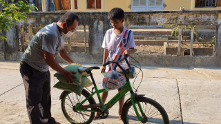Người đàn ông mê làm đẹp đường quê