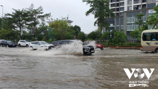 Để đảm bảo an toàn khi đi lại trong điều kiện mưa lũ, úng ngập