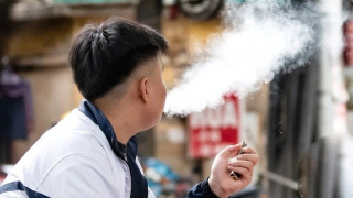 Giới trẻ và 'cái bẫy' nicotine thế hệ mới