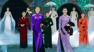 Thướt tha áo dài trong sắc thu Hà Nội