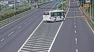Lại có xe ô tô khách lùi trên cao tốc
