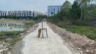 Đường đi học sụt lún, tràn ngập phế liệu
