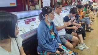 Nhiều người mòn mỏi chờ mua vàng
