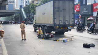 Xe máy va chạm xe tải trên đường Cầu Diễn, một người tử vong