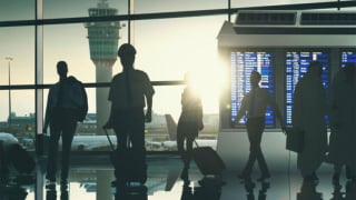 Trả tiền để được bay: Nỗi lo mất an toàn và mặt tối của việc tuyển dụng vì lợi nhuận