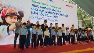 Tiếp tục trao hơn 1,7 triệu mũ bảo hiểm cho học sinh lớp 1
