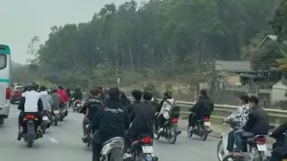 Đi xe máy dàn hàng 3 gây tai nạn, bị phạt đến 14 triệu đồng