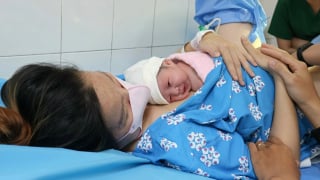 Người trẻ sinh con và nỗi lo “già trước khi giàu”