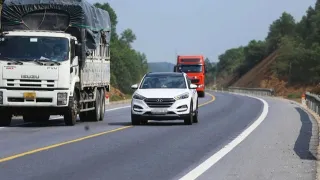 Vì sao chưa tổ chức làn vượt trên cao tốc?