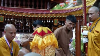 Dòng người đổ về chùa Quán Sứ chiêm bái Xá lợi Đức Phật