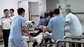 CSGT mở đường đưa người phụ nữ bị gãy dập một chân đi cấp cứu kịp thời