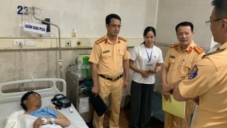 Thăm hỏi chiến sĩ CSGT bị thương khi làm nhiệm vụ trên cao tốc Mai Sơn - QL45