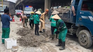 Làm rơi bùn đất trên đường, có thể phạt tới 15 triệu đồng, trừ 2 điểm GPLX