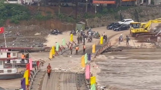 Lý do Công binh khẩn cấp cắt cầu phao Phong Châu