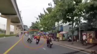Phẫn nộ với clip thanh niên dùng chân đạp ngã xe máy