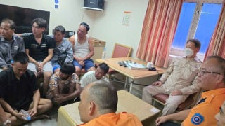 Bàn giao 11 ngư dân Quảng Ninh trên tàu cá bị chìm