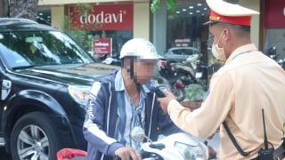 Nóng từ thời tiết đến “trận chiến với ma men”