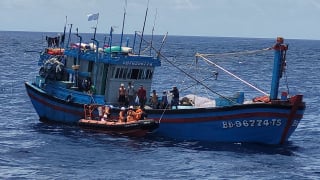Chạy đua với tử thần giữa trùng khơi