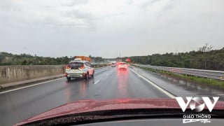 Lái xe trên cao tốc khi trời mưa to thế nào cho an toàn?