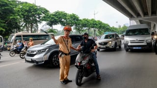 CSGT phân luồng hướng dẫn sau chia làn đường Phạm Văn Đồng