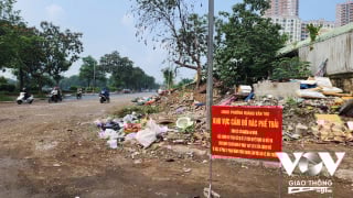 “Bịt mũi” đi học, “né rác” đi làm: Hà Nội có đang bất lực trước rác thải và phế thải xây dựng?