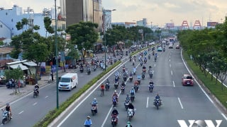 TP.HCM: Xe máy lấn làn ô tô, đi ngược chiều trên cầu Bình Lợi