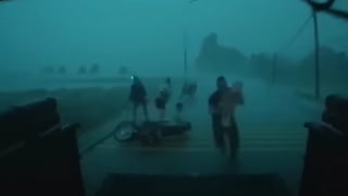 Top 7 tình huống ấm lòng trong mưa bão