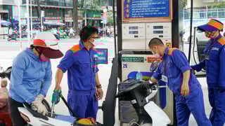 Giá xăng đảo chiều tăng