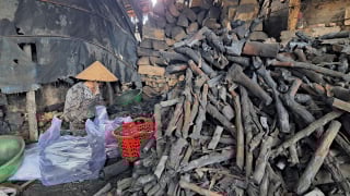 Chuyện kể về những người “đốt củi thành vàng đen”