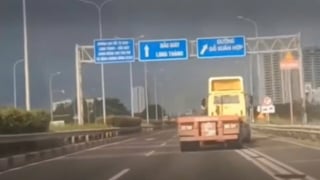 Tài xế xe đầu kéo lạng lách trên cao tốc bị phạt đến 50 triệu đồng, tước GPLX 12 tháng