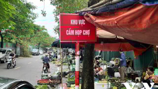 Hà Nội tìm cách xử lý dứt điểm các chợ tạm, chợ cóc.