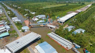 Triển khai lắp dầm cầu Xáng Lái Hiếu