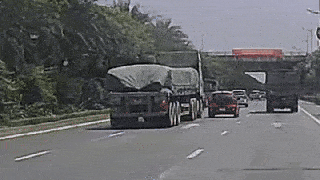 Xe tải và những cú chuyển làn bạc tỷ